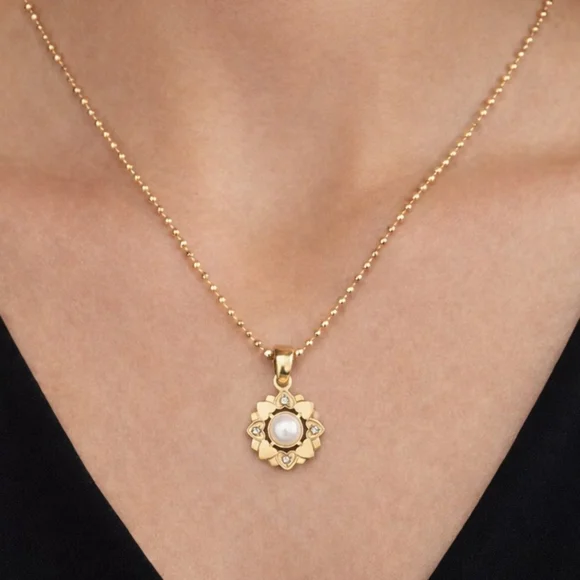 Dainty 18K Gold Plated Necklace Heart Flower Pendant Faux Pearl - Picture 4 of 4